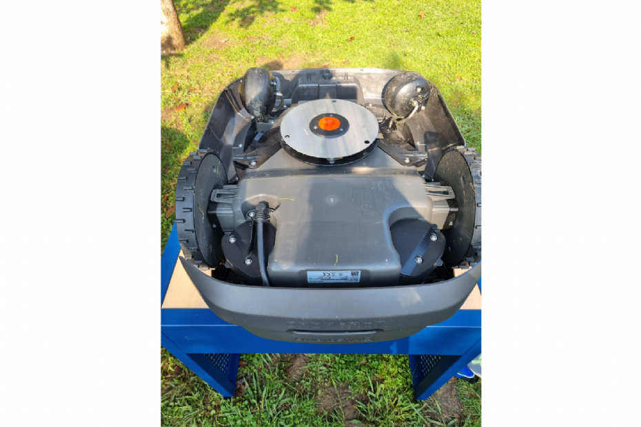 Underside view of the Automower 540 EPOS. Husqvarna's new AI-based Vision technology will soon be available for all large Automower models from the 540 upwards (Photo: NWST - Stad + Groen)