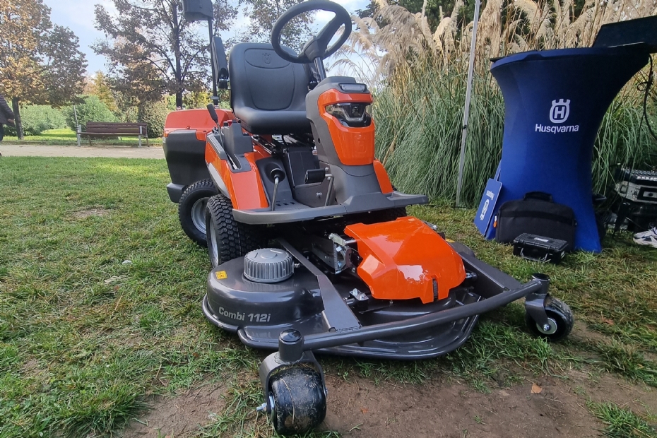 The electric front mower for the professional market (Photo: NWST - Stad + Groen)