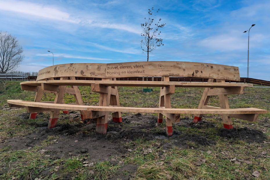 Curved oak bench by VERHEES PRODUCTS along the N223