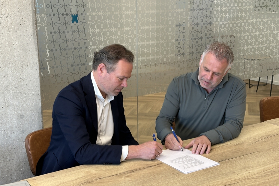 Erik Punt and Frank Vije sign the agreement.