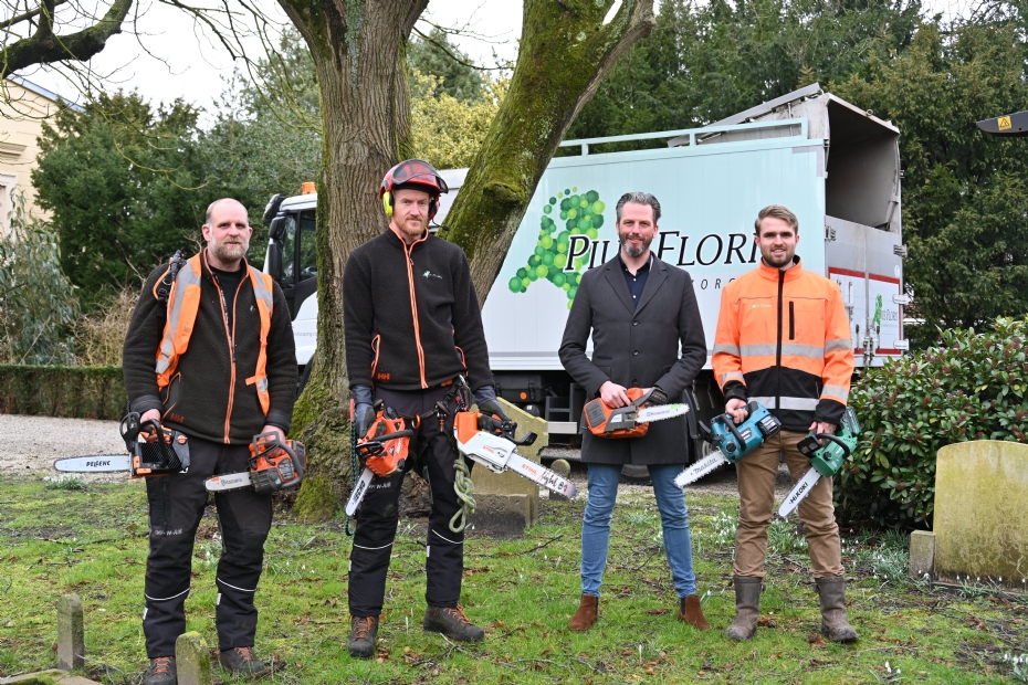 The full test team in front of and behind the scenes with all participating machines, from left to right: Cees Klinkenberg, Thom Briggs, Christiaan Musch and Timo Groot