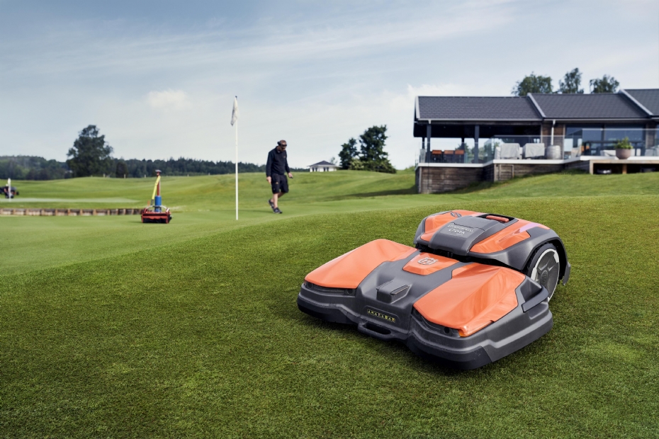 Husqvarna Ceora on the golf course