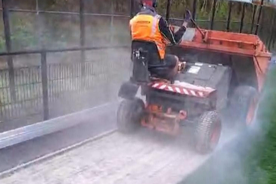 When sand falls from a tipper with grab bucket into the sand spreader, there is little quartz dust nuisance.
