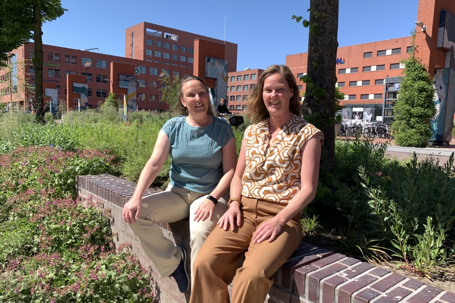 Green policy advisor Annemieke Feijen (right) poses with Marit Benning, green management advisor for the existing city, in front of the recently redesigned green strip next to the city hall: 'Hopefully these trees can finally start growing!'