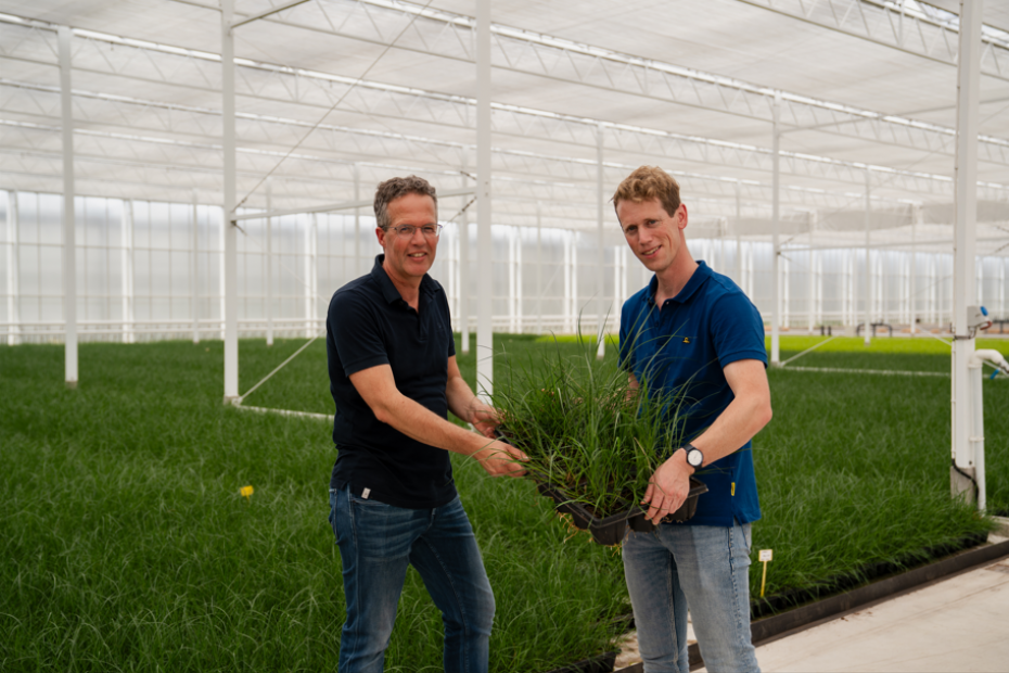 Martin van Dijk (left) and Evert Methorst present the 1946 reusable tray