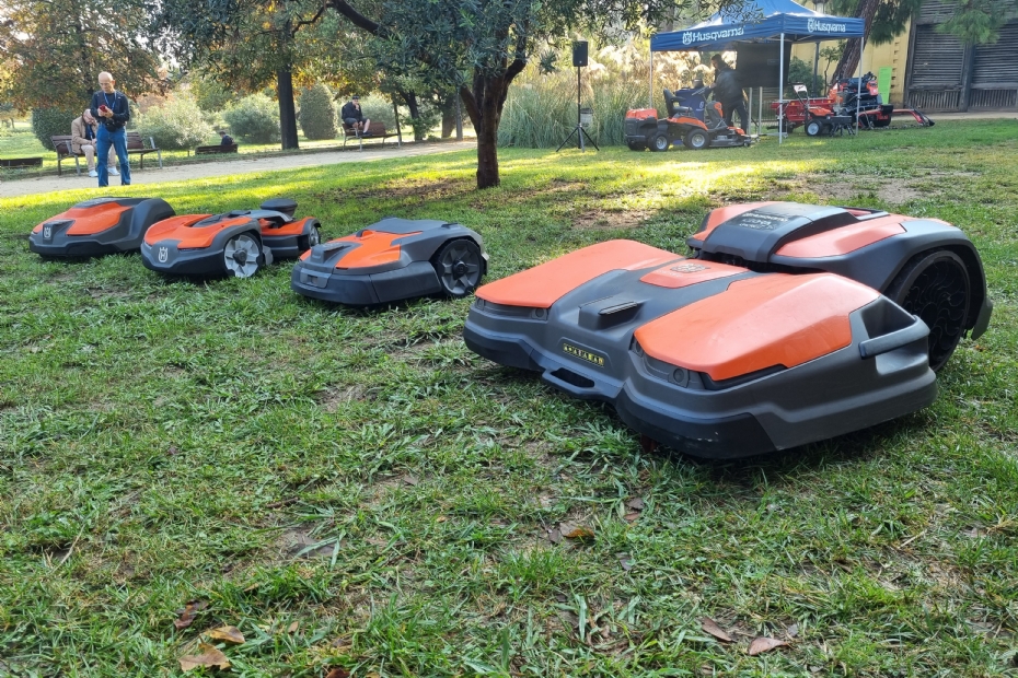 The Automower 540 EPOS, Husqvarna's latest professional robot mower, complements the existing range between the 520 and 560 EPOS (Photo: NWST - Stad + Groen)