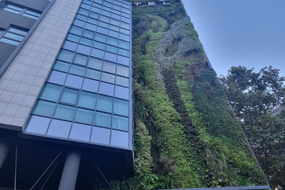 Image for illustration: green façade in Barcelona, photo taken during Husqvarna Living City 2025