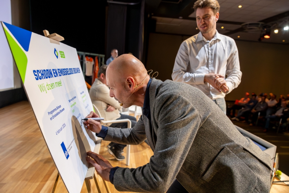 Vice-chair of BSNC Seth van der Wielen signs the Clean and Emission-Free Construction covenant. (Photos: Rob Gieling Fotografie)
