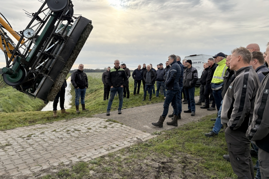 The belt rake, over 2 metres long, is positioned directly behind the mowing unit The belt rake, over 2 metres long, is positioned directly behind the mowing unit