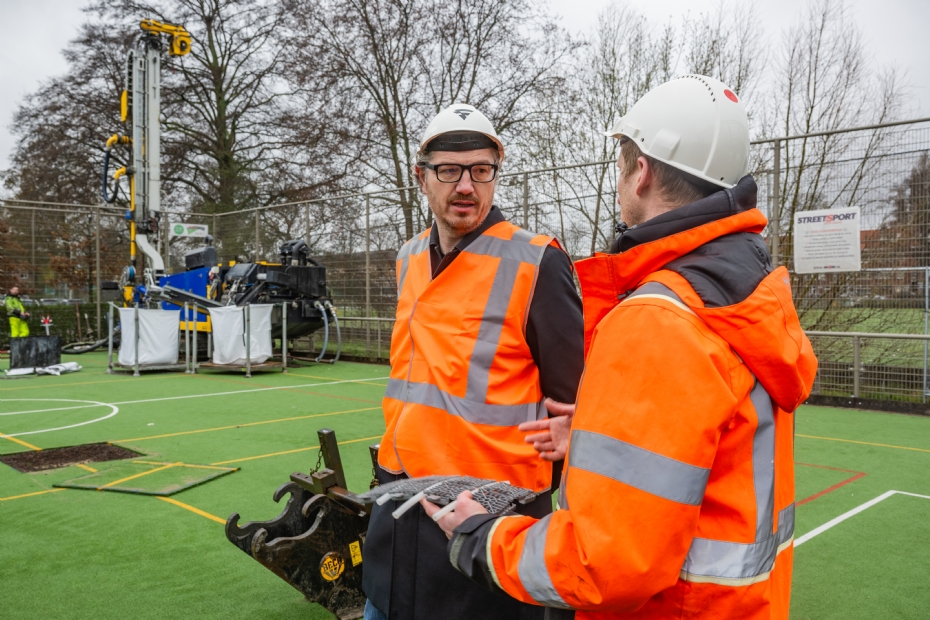 Roy Verhagen, project leader at Finovi (right), explains the system to Arjen Kapteijns, alderman for Energy Transition (left), with the drilling installation in the background. (Photo: Municipality of The Hague)