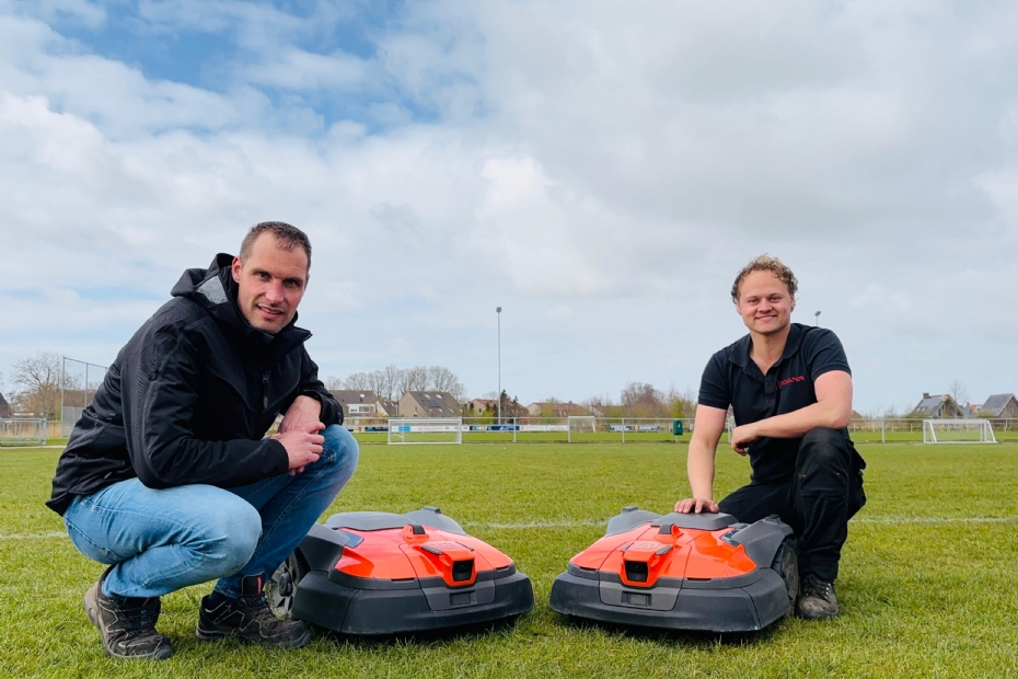 Ren� Kamstra and Maurice Hilverts with the two Vision-equipped machines on the field in Deinum.