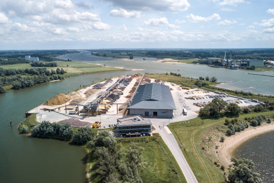 Aerial view of De Beijer Bouwgrondstoffen in Dodewaard