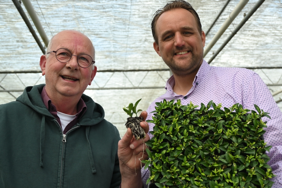 Peter Gerrits (Waalstek) and Evert van Tol (Modiform) with the 160-cell tree tray